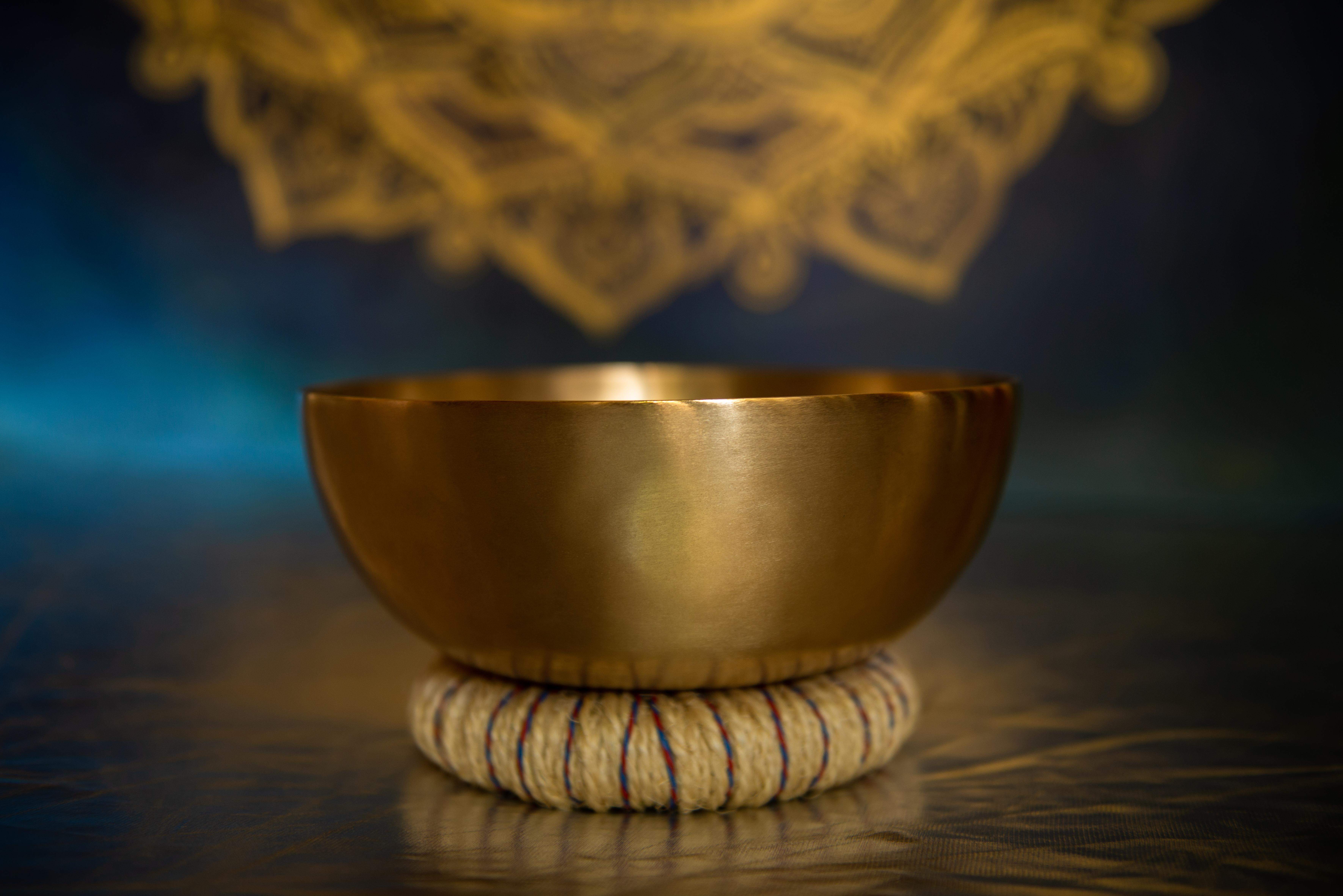 Misa mosiężna duża na niebieskim  tle.