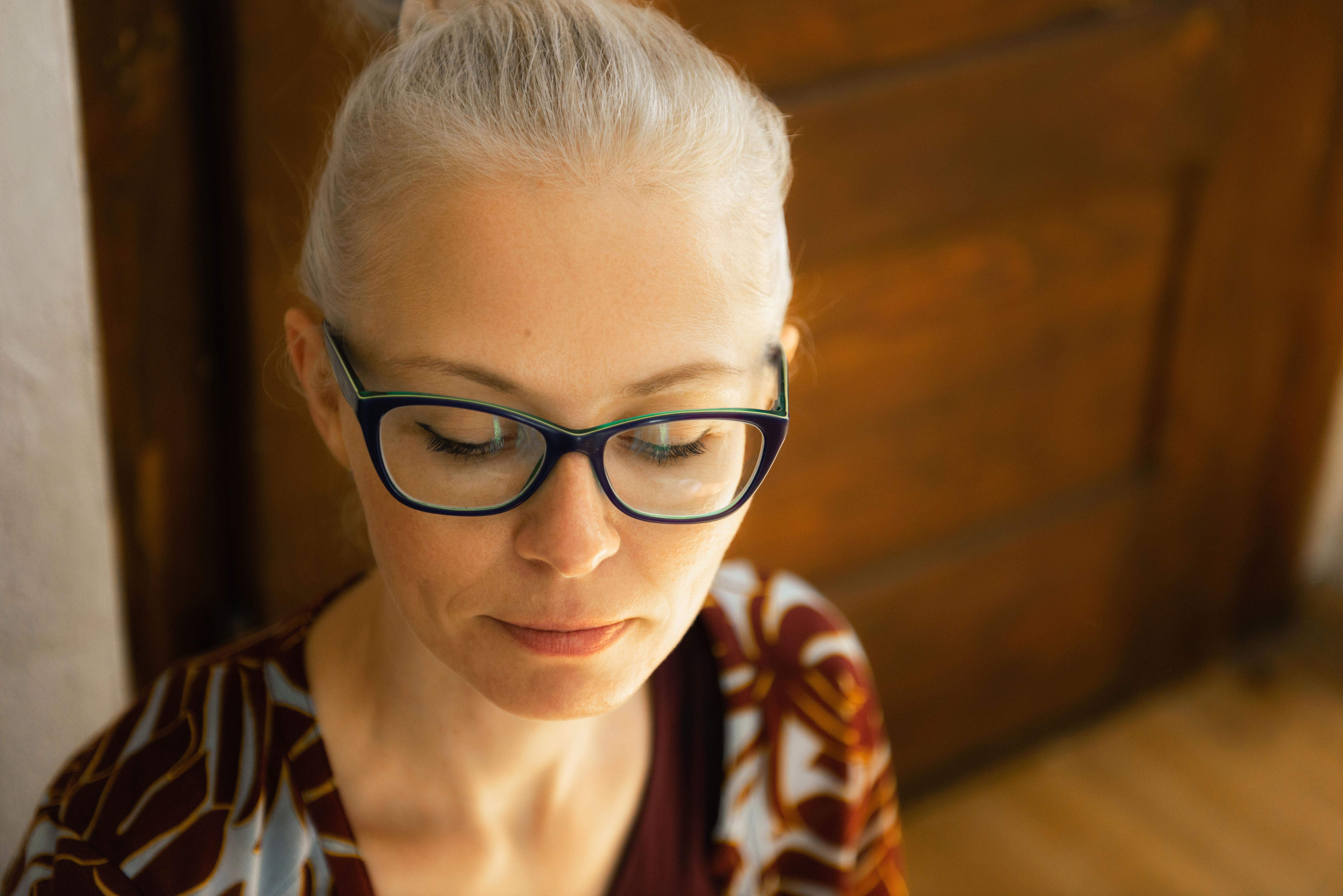 twarz kobiety w okularach