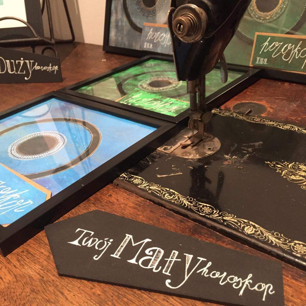 Drewniana płaska deseczka z napisem twój mały horoskop