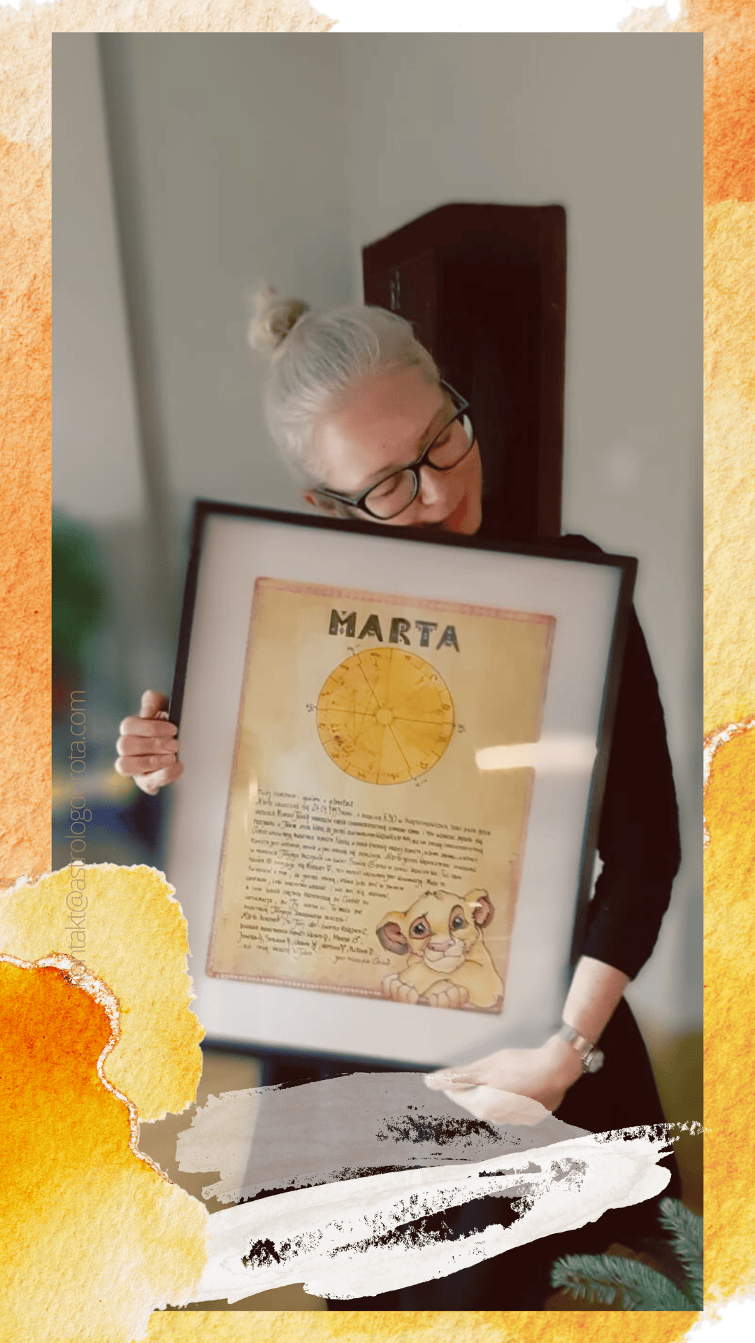 Kobieta w okularach trzyma i tuli obraz na którym namalowany jest horoskop